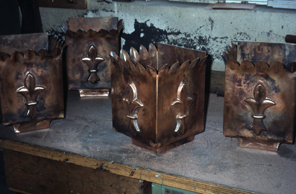 rechteckige Kerzenst&auml;nder mit franz&ouml;sischer Lilie