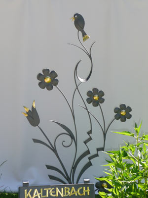 Namensschild mit Blumen und Vogel aus Metall