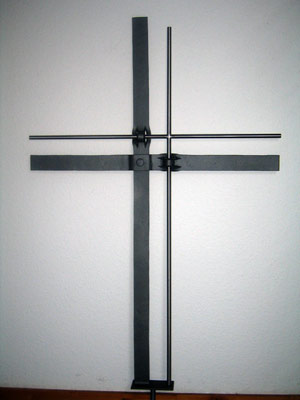 Kreuz mit schmalerem Kreuz aus runden Metallstäben verbunden