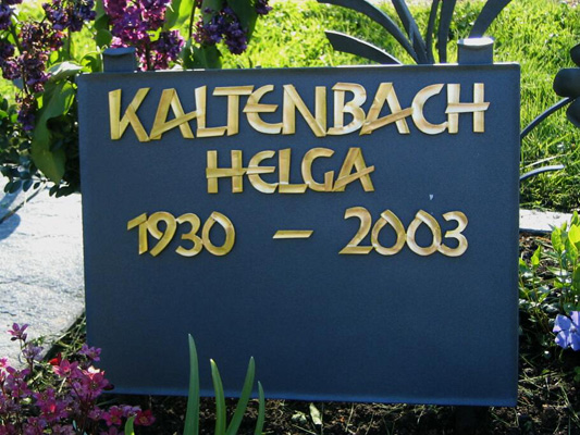 Tafel aus Metall mit Namen