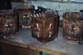 rechteckige Kerzenst&auml;nder mit franz&ouml;sischer Lilie